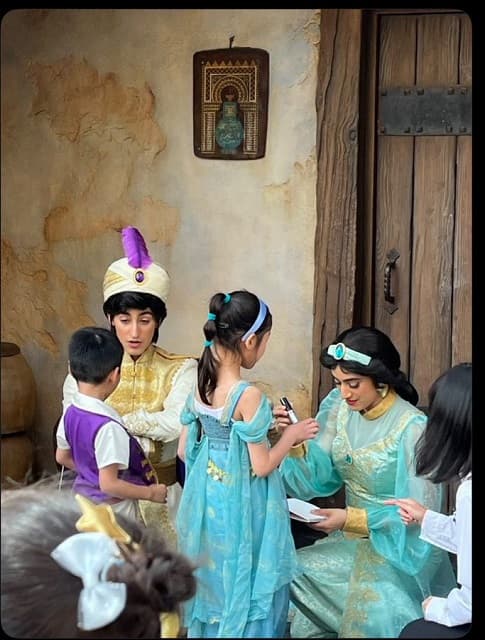 相方がディズニーでバイト!?EXIT りんたろー。が発見したキャストの姿が話題に