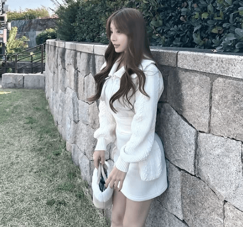 「スタイル抜群！」人気ラウンドガール、久々のコンクリートブロック・ショットを披露！「壁際が好きなのかナ…？」