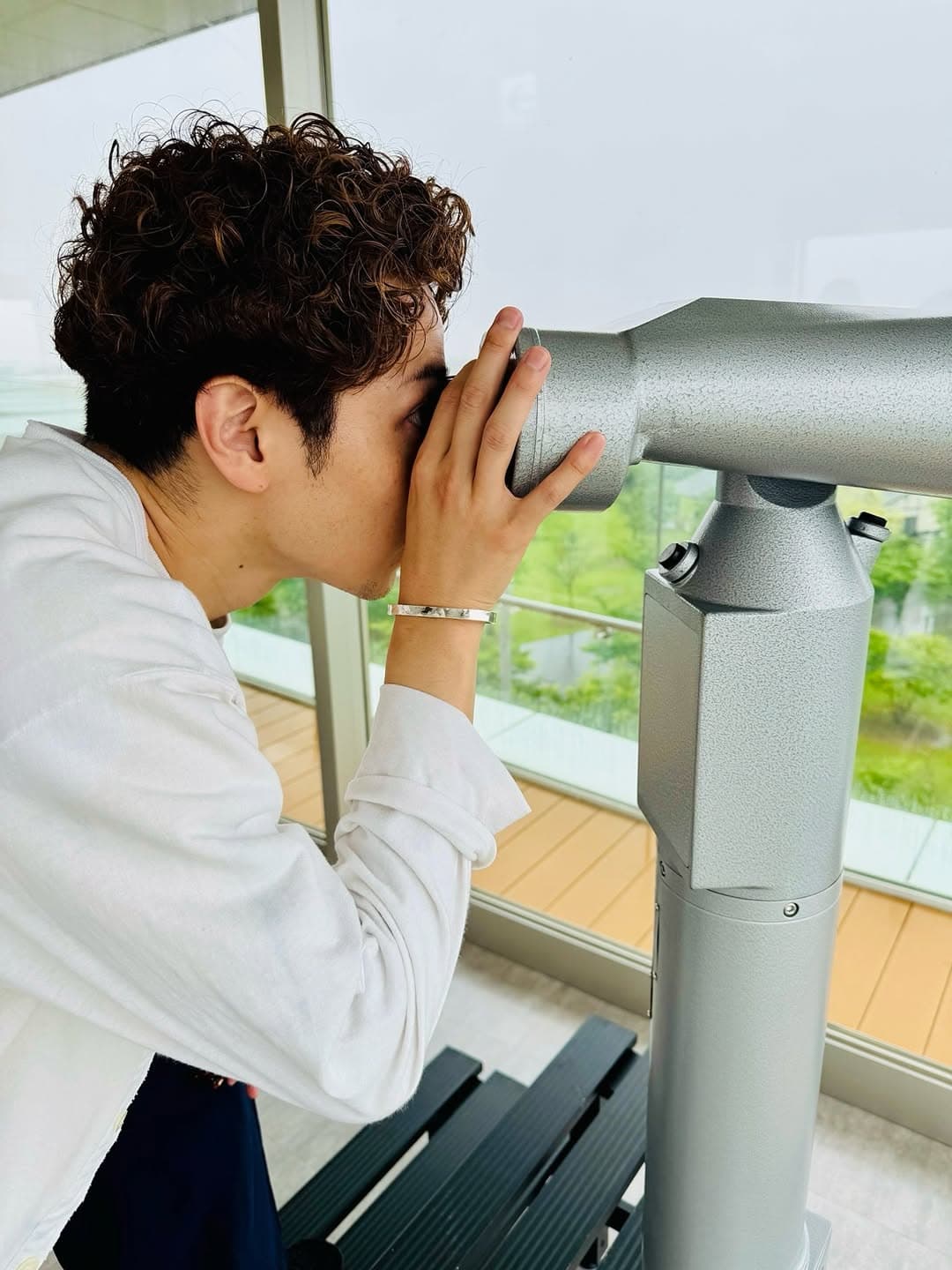 「お顔が写ってなくてもカッコイイ」ふぉ〜ゆ〜・福田悠太、佐賀の公園で望遠鏡を覗き込み〇〇を発見！