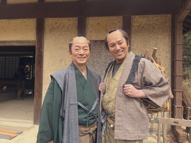時代劇出演の人気芸人 あの大物俳優との2ショットが話題に！