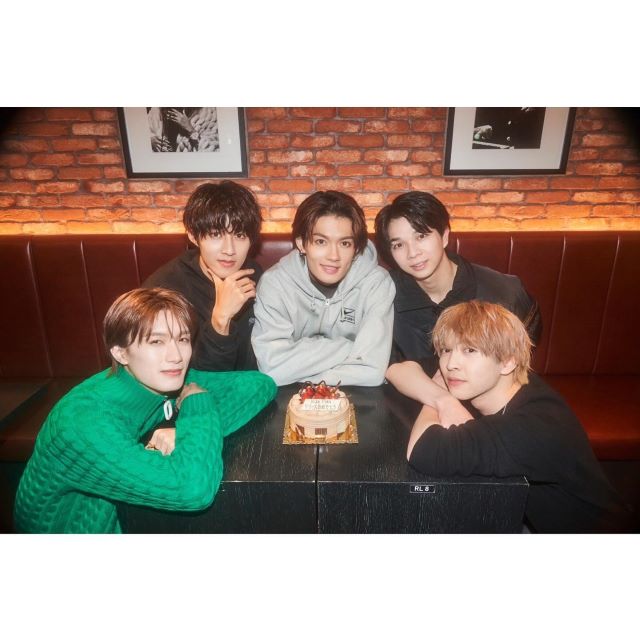 佐野勇斗、MV撮影風景&メンバー集合ショット公開にファン歓喜✨「はやとくんかっこいいよ😭」