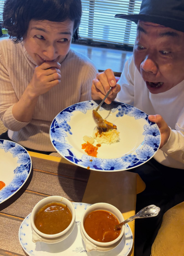 木梨憲武、妻・安田成美とカレー店へ。仲睦まじい“夫婦ショット”が話題に