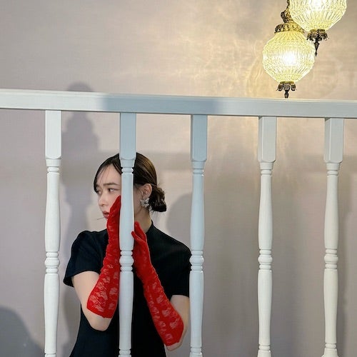 鈴木絢音が大人っぽさ際立つショットを公開✨注目は赤いアームウォーマー🟥