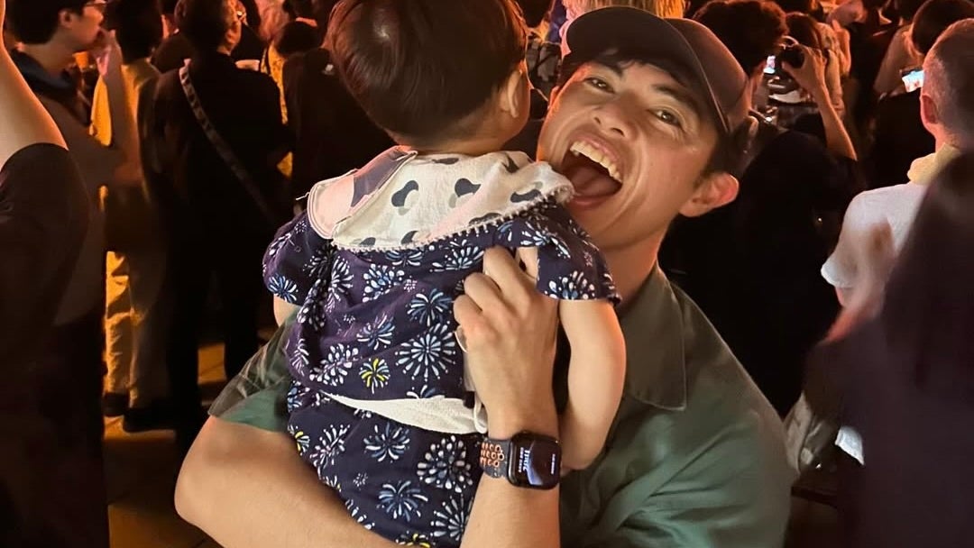 小島よしお、息子・おぱぴまるを抱っこした親子2ショットが話題に！「よしおさん幸せそう」