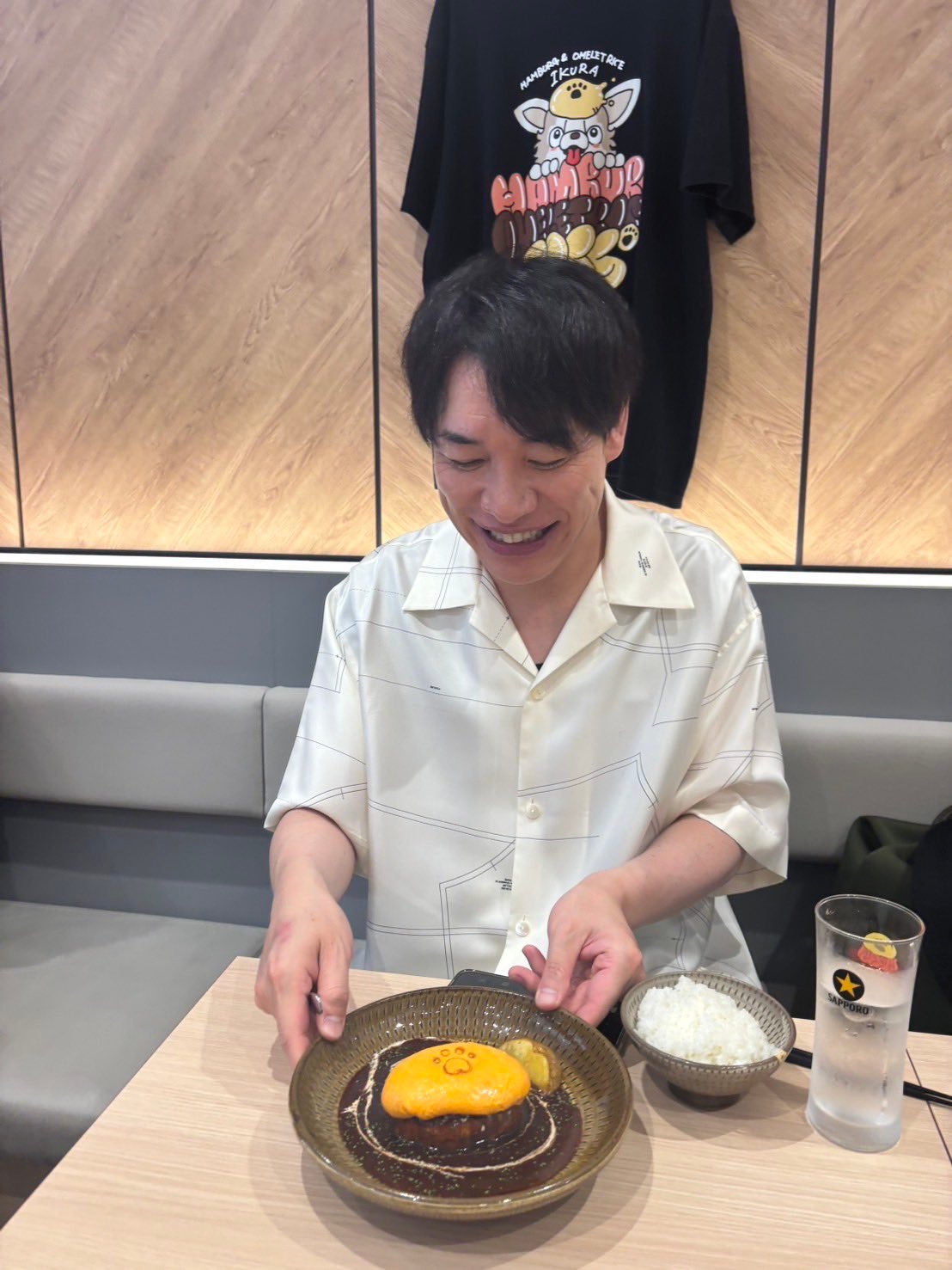 お笑いコンビ・ 麒麟のマネージャーが“本日の川島”ショットを公開！ふわとろメニューに笑顔こぼれる！？