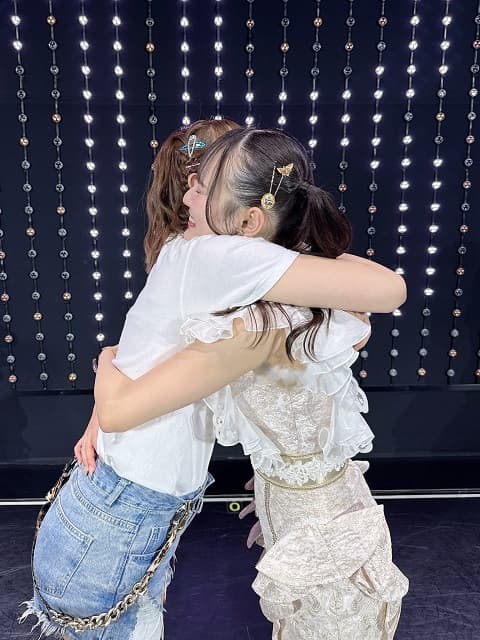 「いつの間にかしっかり者に成長して…」NMB48 小嶋花梨が卒業メンバーとのハグショットを投稿！
