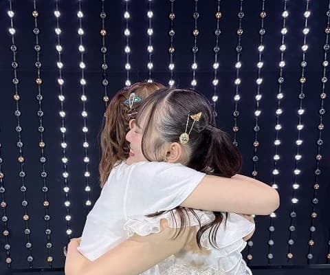「いつの間にかしっかり者に成長して…」NMB48 小嶋花梨が卒業メンバーとのハグショットを投稿！
