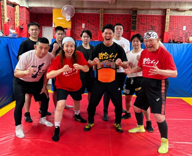 「プロレスラー目指して頑張ります!」浜口京子が道場生との集合写真を披露