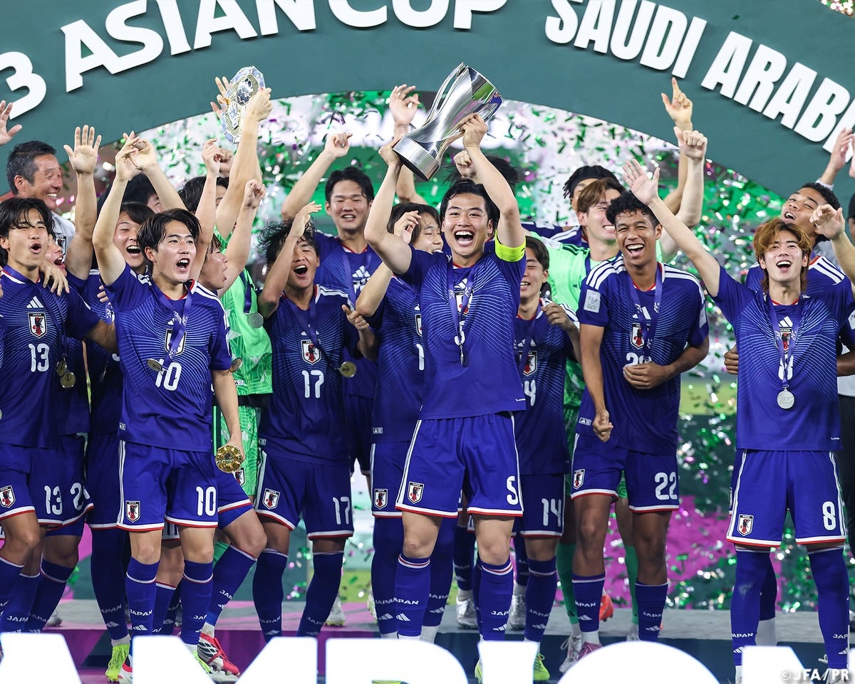 U-23日本代表がアジア制覇　歓喜のカップアップに反響