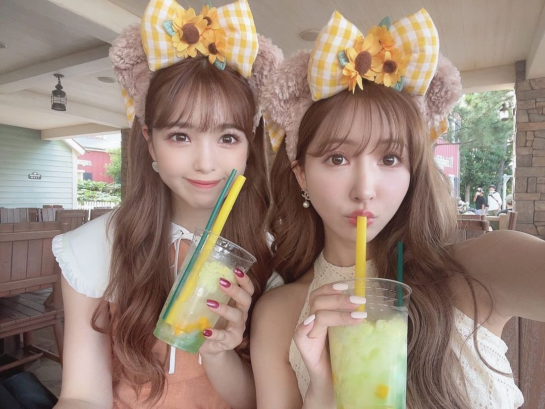 「念願の三上たんと🐰💕💕」藤田ニコルさんが三上悠亜さんとのディズニー2Sを公開🐭🏰✨