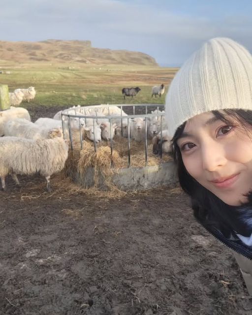 本仮屋リイナ、モコモコひつじさんバックにパシャリ！ニット帽姿が可愛すぎると話題