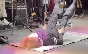 小柳ルミ子、ステージ上でのトレーニング動画を公開！「自分ンちがジム」スタイル披露