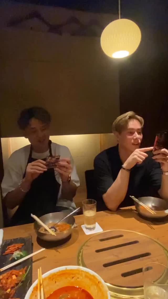 男子バレー・小野寺太志＆髙橋藍が今話題のウエハースを開封？！