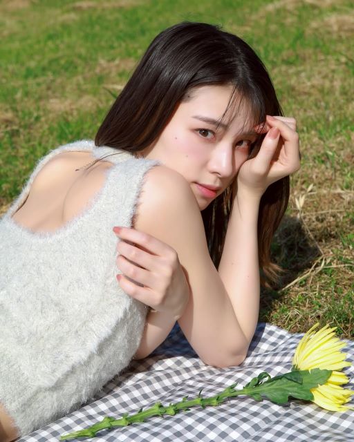 相楽伊織、背中で魅せる初夏の魔法。サマーニットとひまわりが描く恋の予感