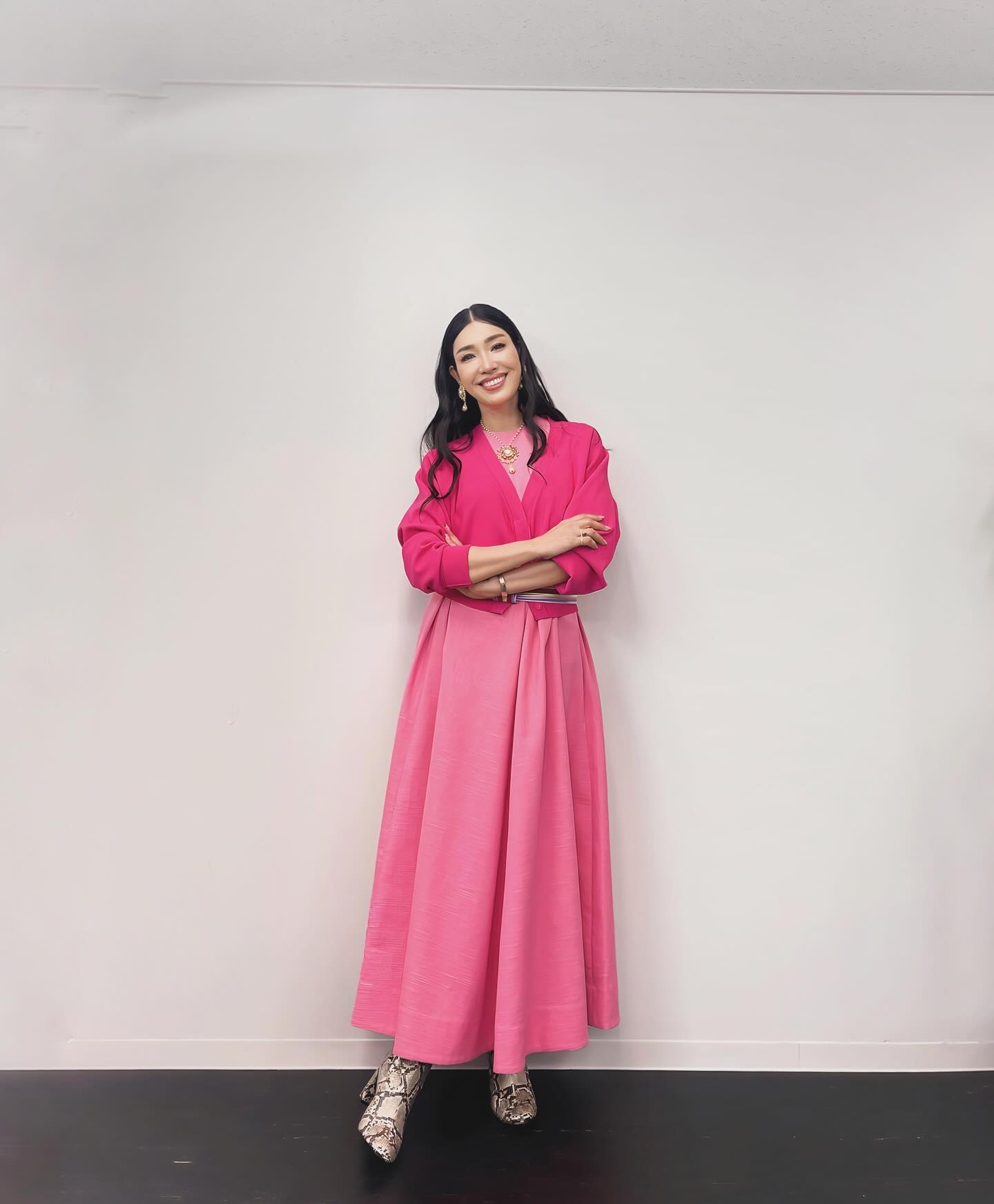 「似合わない色とかあるんですか？」アンミカの全身ピンクコーデが話題に💕