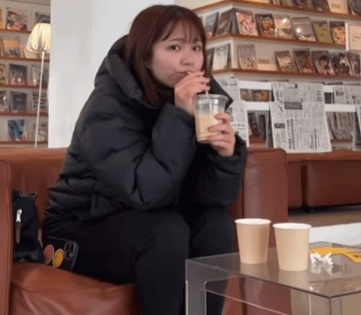 「美人姉妹！」ショートヘアの美女バレーボール選手、カフェで見つめるムービー＆美人姉との2Sが話題に！