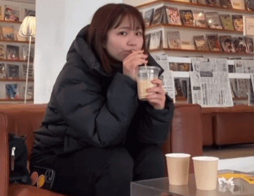 「美人姉妹！」ショートヘアの美女バレーボール選手、カフェで見つめるムービー＆美人姉との2Sが話題に！