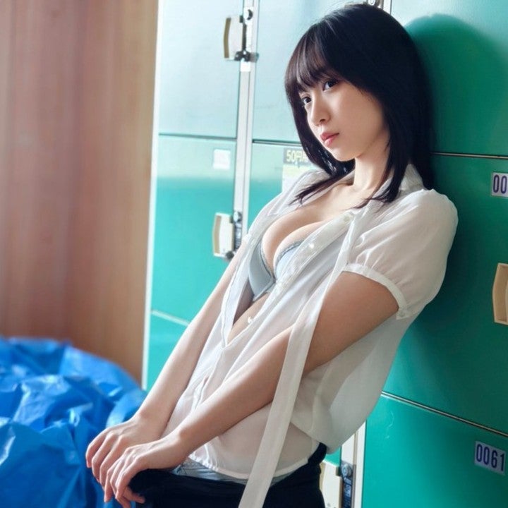 伊織もえがワイシャツ姿のセクシーショットを公開！ファンは「保存不可避」