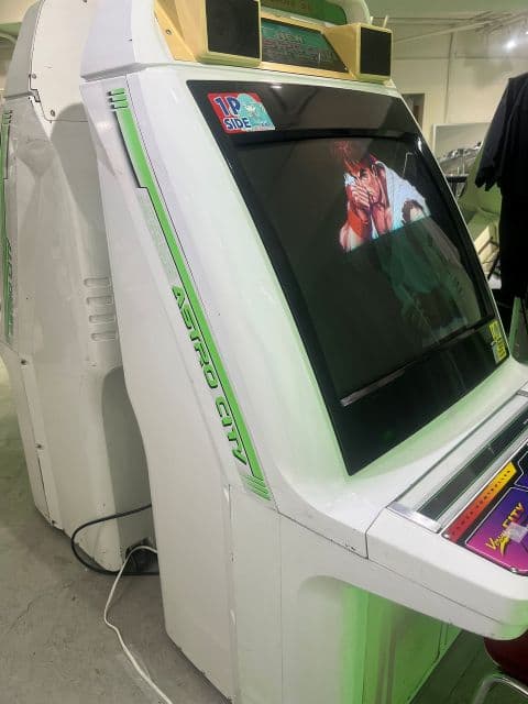 ストリーマー・べてぃがアパレル「+1F」のリアルイベントへ、ストリートファイターの筐体も設置