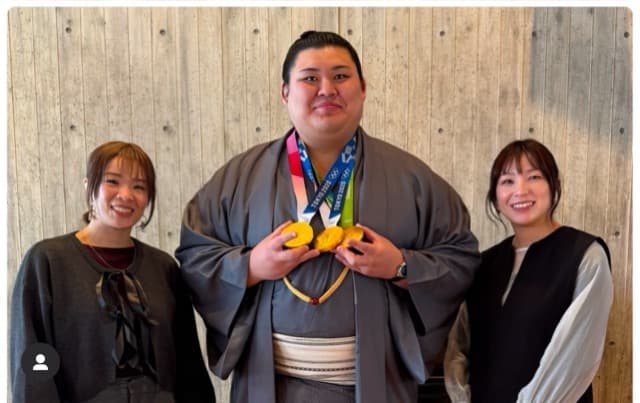 河井（金城）理沙子、大の里関と津幡町後援会報告会で8年ぶりの再会！