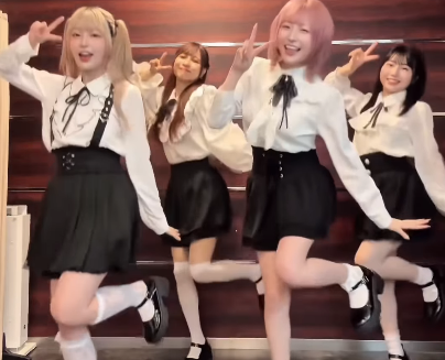 『テレビに進出！？』美女インフルエンサー、”明日の私に幸あれ”ダンスが可愛すぎと話題に！「みんな上手でみんな可愛い」