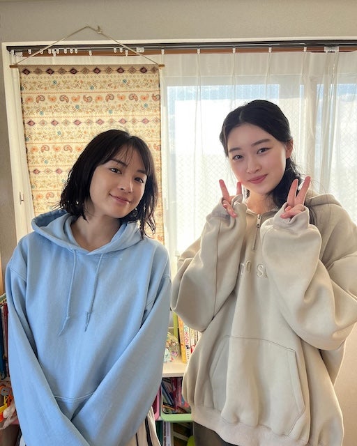 「かわいい！」広瀬すずが共演女優との仲良しショットを披露