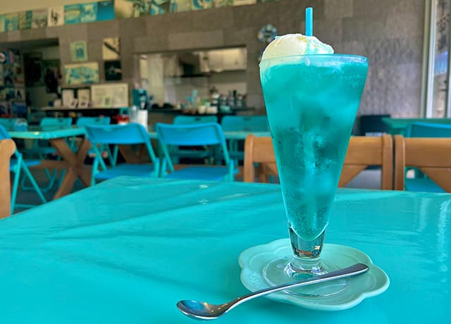 夏にはピッタリ！？怪談師・うえまつそう、テーブルも椅子も水色で染まった店内にて同じ色のクリームソーダでひと息！