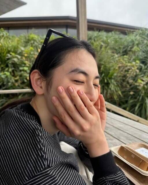 あたたかな陽ざしと笑顔に包まれて。八木莉可子の自然体が美しい