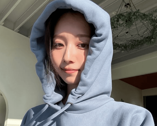 「人生で1番褒められた」フードのヴェールがありながらも、極限美オーラを放つ女優にファン熱視線！