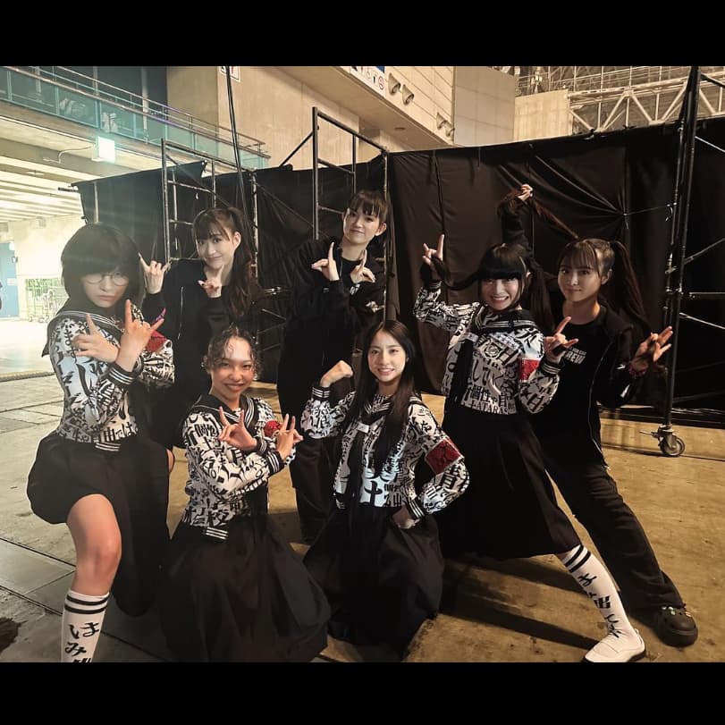 BABYMETAL、新しい学校のリーダーズとのオフショットを公開！