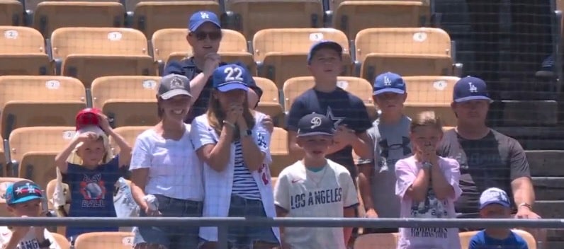 ドジャースのサウスポー 父親の復帰戦で家族が見守る