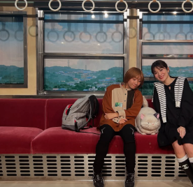 フィギュアスケートペア・高橋成美、「ジブリの立体建造物展」で山本里菜と笑顔の共演