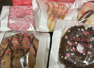 「カラフルで可愛すぎ！」ハイヒール・モモコ、バレンタイン限定ドーナツを満喫