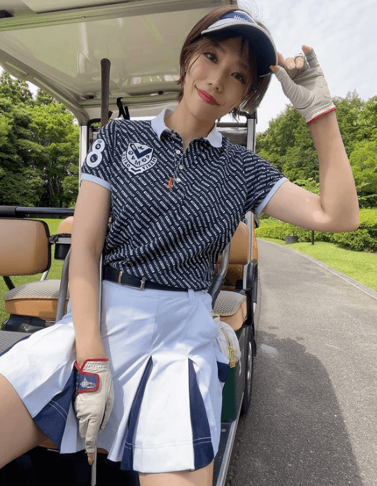美容師ゴルファーのまなみ、カート乗車の美フォトと美麗立ち姿を披露！ファンの反応「どう見てもモデル」
