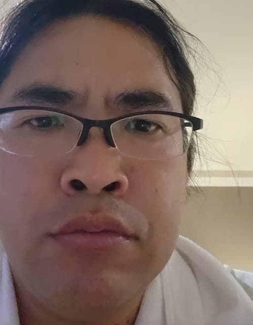 ロッチ中岡、真剣な眼差しをドアップでパシャリ「広島ホームの試合だけ…」