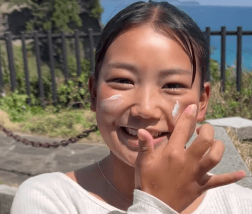 「NICEすぎ」高校生になったキュートなプロサーファー、オーシャンビューバックのメイク動画を披露！