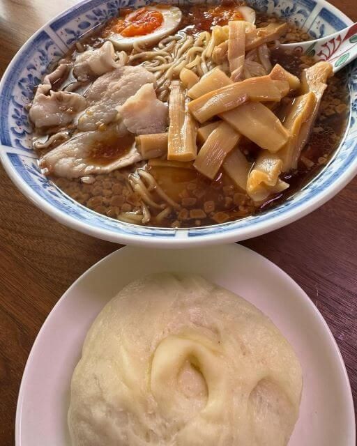 小沢仁志、極上の朝メシ！岡山名物・尾道ラーメン×山珍の豚まんに大満足！