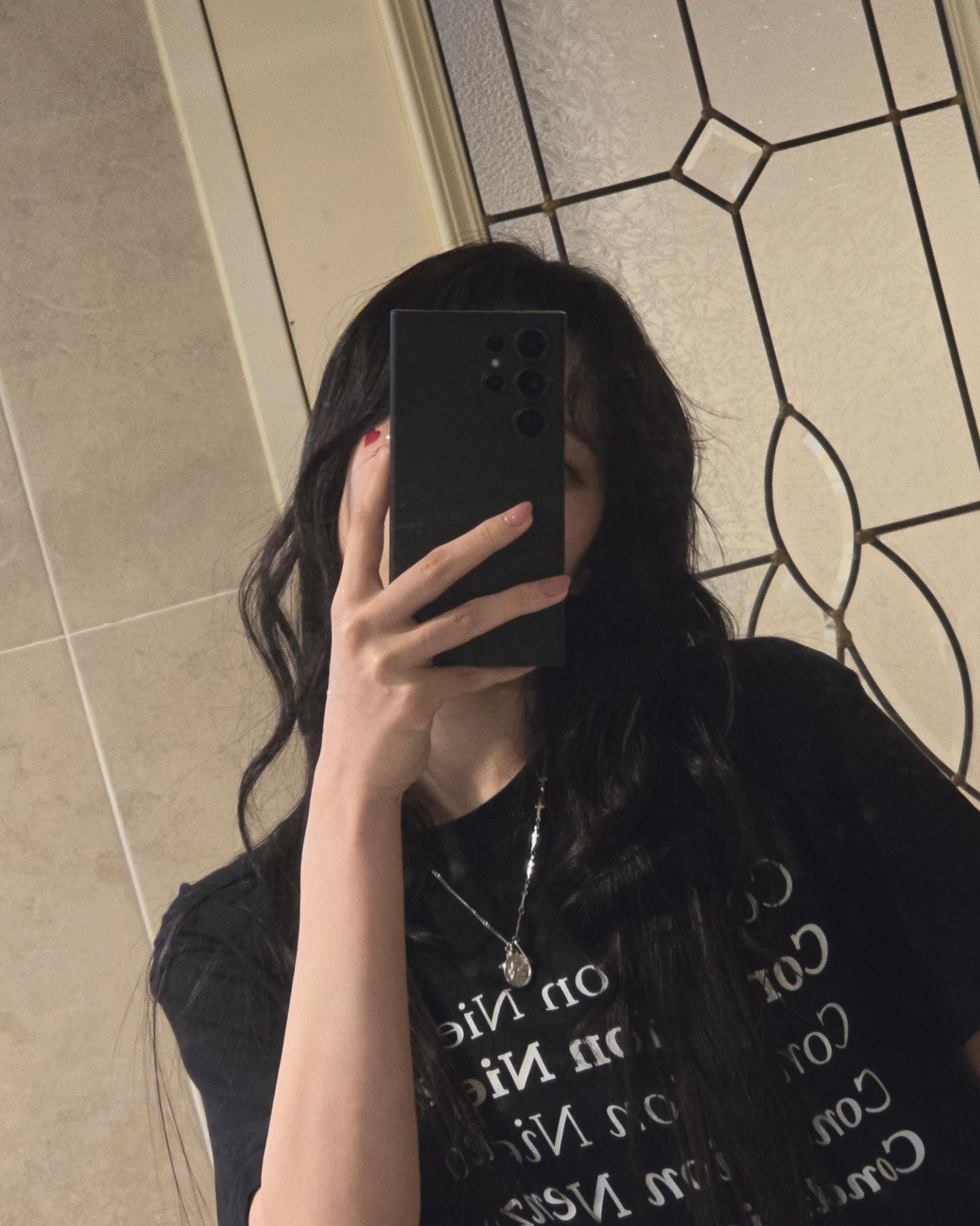 「カムバ間近」LE SSERAFIM・カズハ が特徴的なサングラスを身に着けた最新ショットを公開！