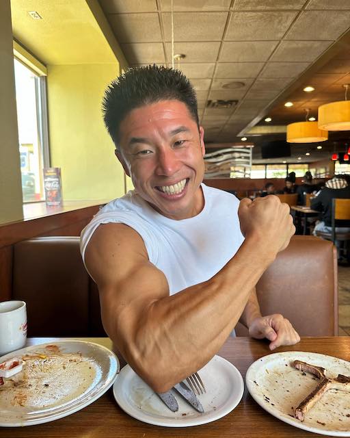 「パワーー！！」の秘訣❗️❓なかやまきんに君がアメリカでの朝食を披露📸