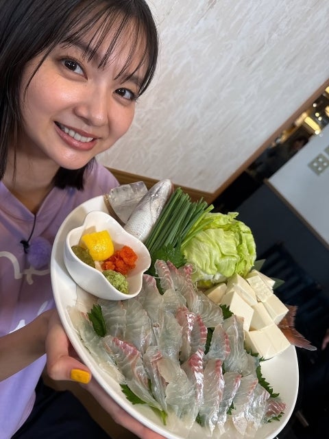 新川優愛、豪華鍋食材を笑顔で披露。「ぐ〜たくさん」出演ショット公開