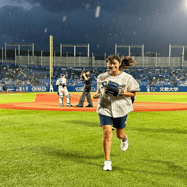 狩野舞子、3年連続3回目の始球式を務める！美しいユニフォームフォトも公開