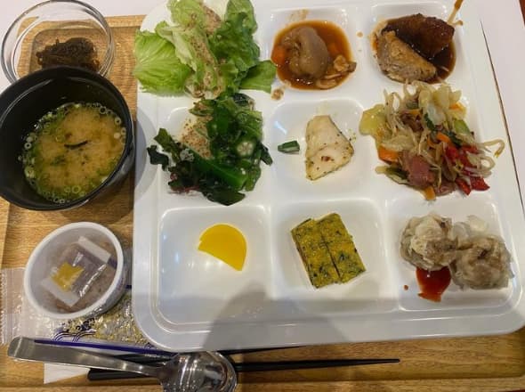 安田大サーカスクロちゃん、沖縄での朝食を公開