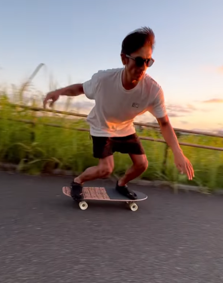 スケートボードを楽しむ伊勢谷友介さん「かっこよすぎる」と話題に