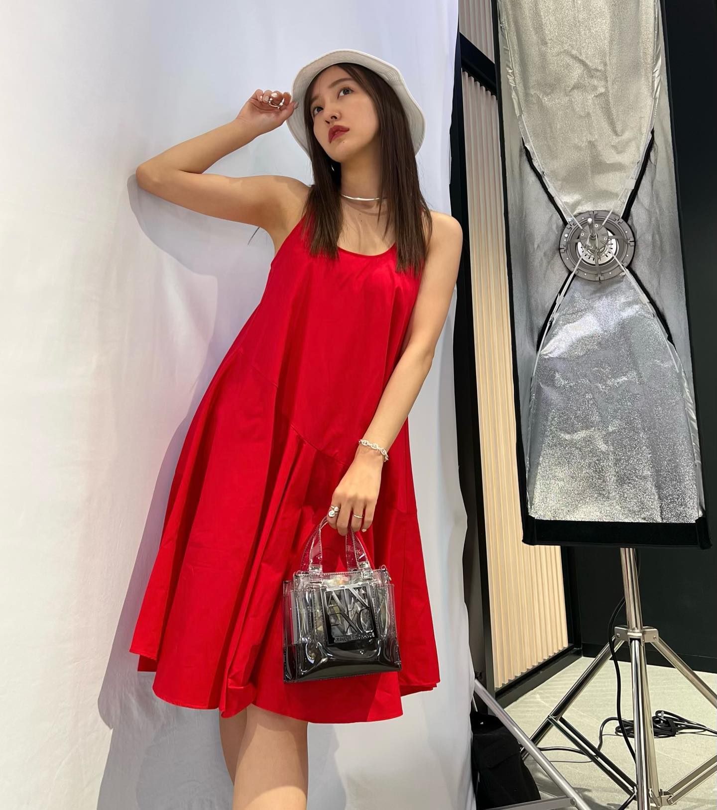 “モノクロ投稿”の答え合わせ🌹 板野友美さんが鮮やかな赤のドレス姿を披露❗️