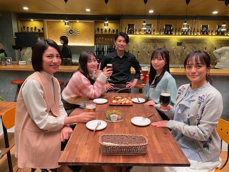 日向坂46卒業間近の齊藤京子が笑顔でお酒を楽しむ