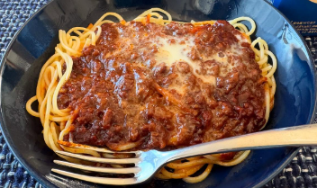 「飲みすぎた夜の朝メシはこれだ！」小沢仁志、チャンプとの豪快宴の翌朝に“金のボロネーゼ”で復活宣言