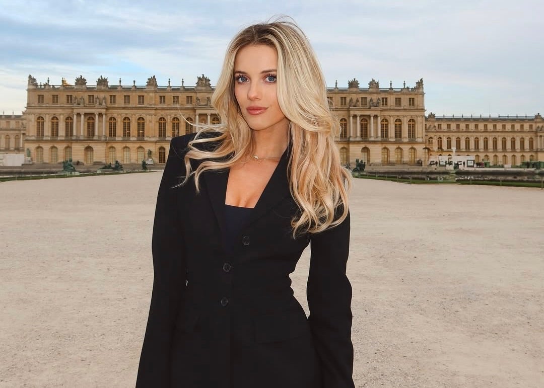 美女レーサーが“ベルサイユ宮殿”で艶やかショット！黒スーツで魅せる大人の気品