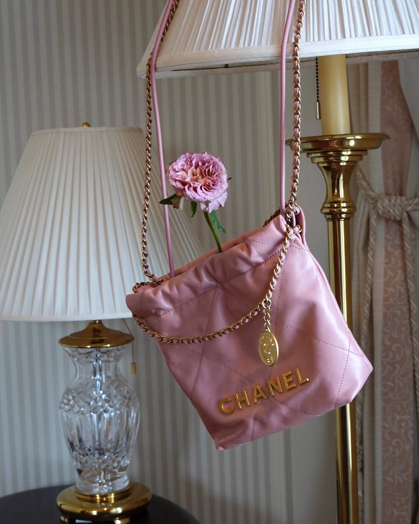 板野友美が新バッグを披露✨「ママになって2年目の記念に🎀」