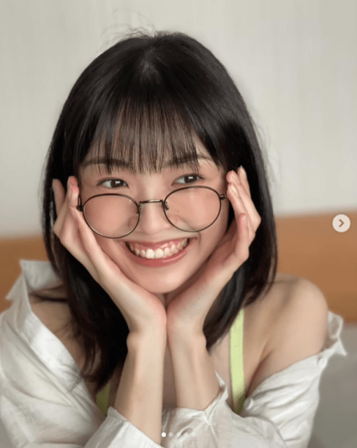 モー娘。'24・山﨑愛生「メガネでにっこり」ショットでファンの💖打ち抜く！