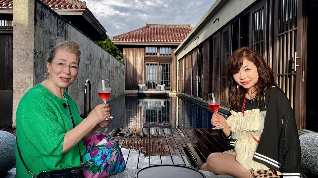 ハイヒール・モモコ、沖縄ロケのオフショットを公開！足湯やスイーツを楽しむ姿も！